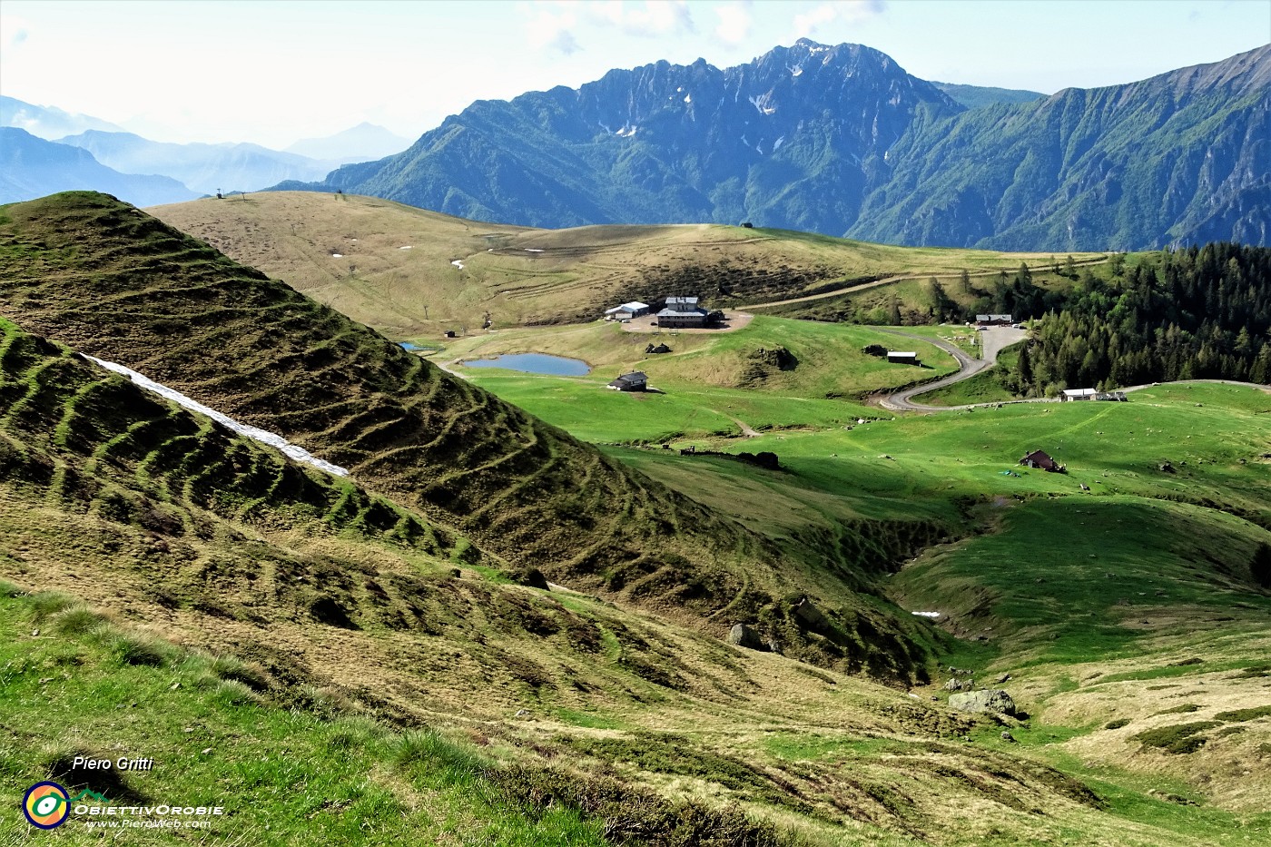 38 Vista sui Piani d'Avaro con Venturosa sullo sfondo.JPG